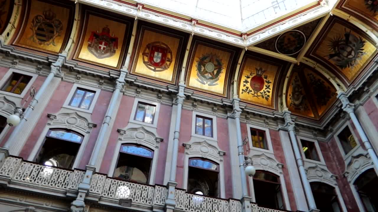 팔라시오 다 보르사 (palacio da bolsa) 의 지붕에 있는 금색 배경에 있는 역사적 방패의 파나로마