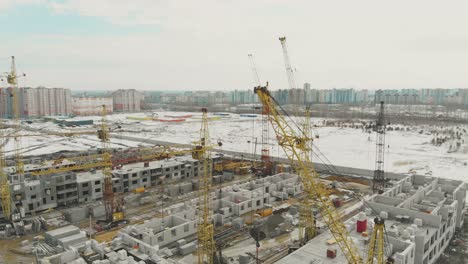 sitio de construcción del complejo de viviendas en invierno a vista de pájaro.