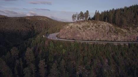 vista aérea de una curva en noruega, carretera de montaña