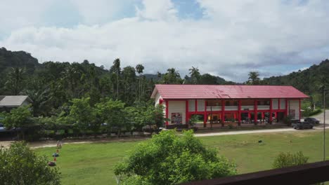 entran en un tranquilo patio de una escuela rural en tailandia, donde la simplicidad se encuentra con la educación, rodeados de la belleza de la naturaleza y la esencia del aprendizaje comunitario