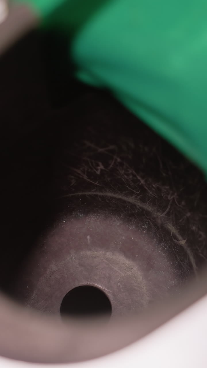 el primer plano captura la pelota de billar roja rodando suavemente en el bolsillo de la mesa de billar en la superficie verde. el borrón de movimiento hace hincapié en el movimiento, la precisión y la estrategia, destacando la precisión, la competitividad