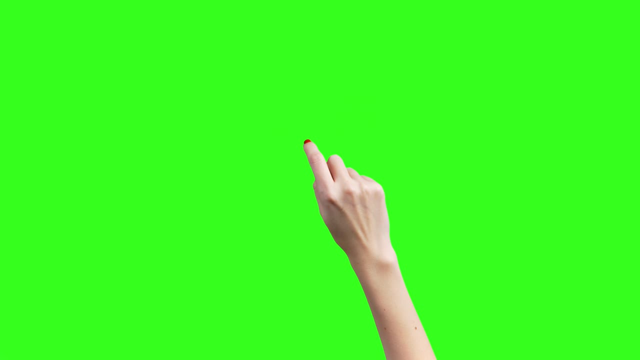 초록색 배경에 있는 기기들을 위한 몸짓을 하는 여성 손의 촬영