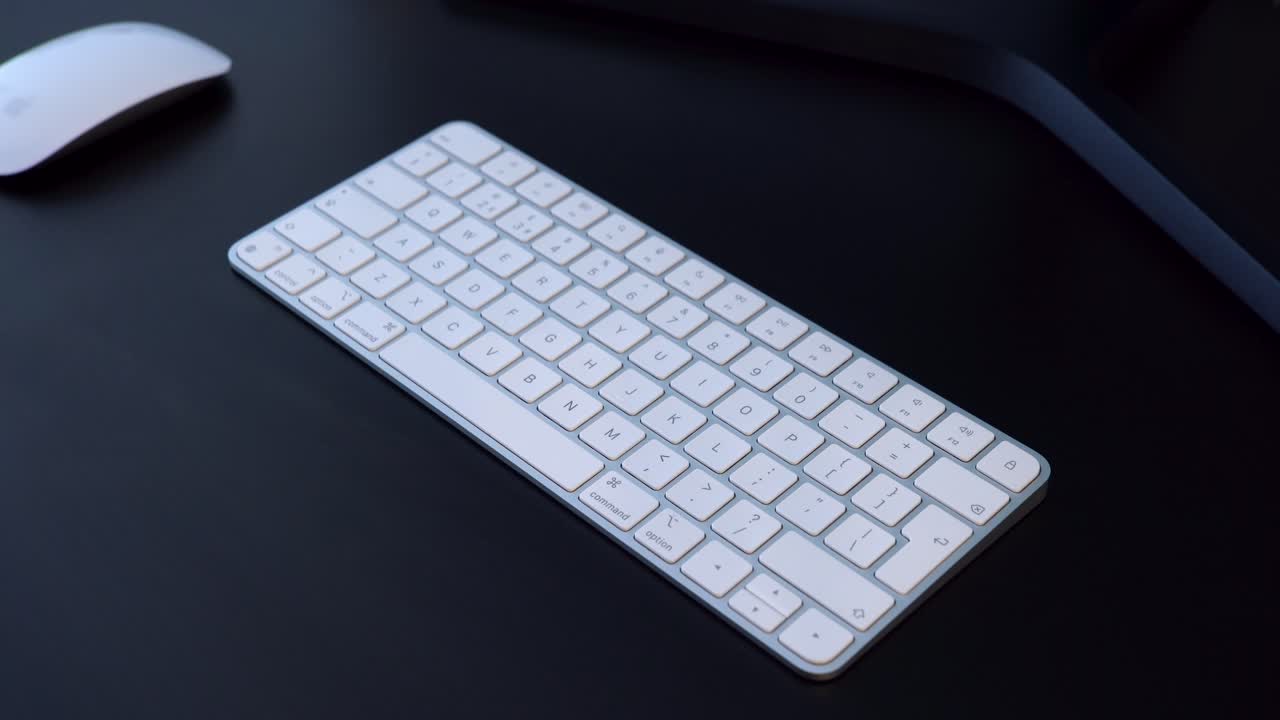 흰색 무선 키보드에 입력하는 남성 손