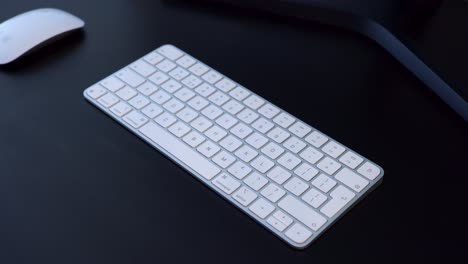 Manos-Masculinas-Escribiendo-En-Un-Teclado-Inalámbrico-Blanco