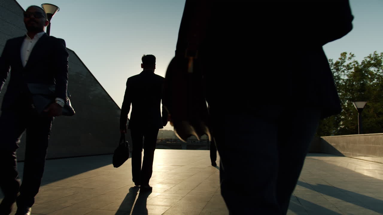 gente de negocios caminando por la ciudad