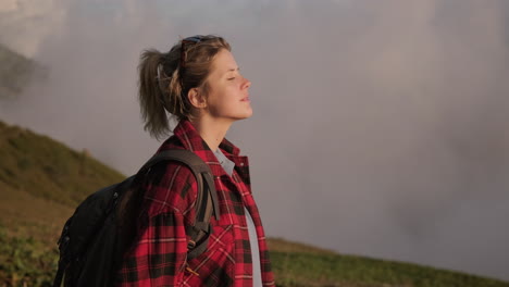 mujer haciendo senderismo en las montañas