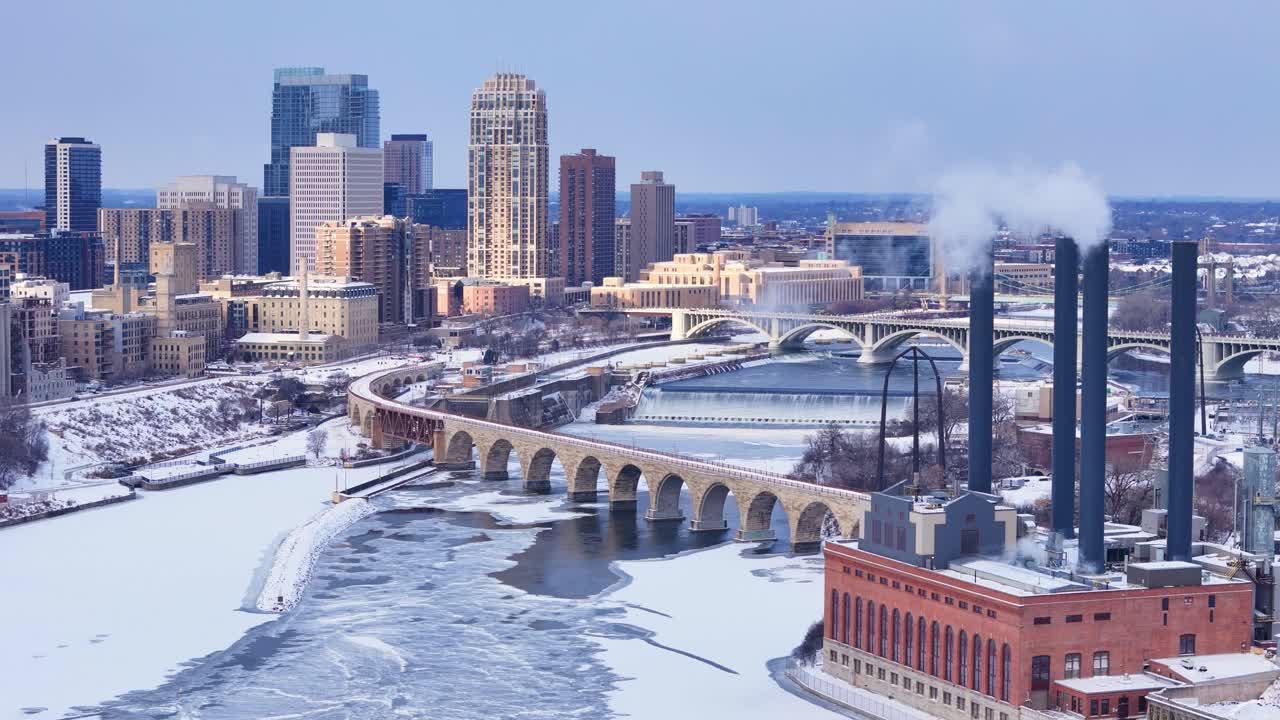Minneapolis, Minnesota'daki Minnesota Üniversitesi Güneydoğu Buhar Santrali ve Mississippi Nehri üzerindeki tarihi Stone Arc Köprüsü