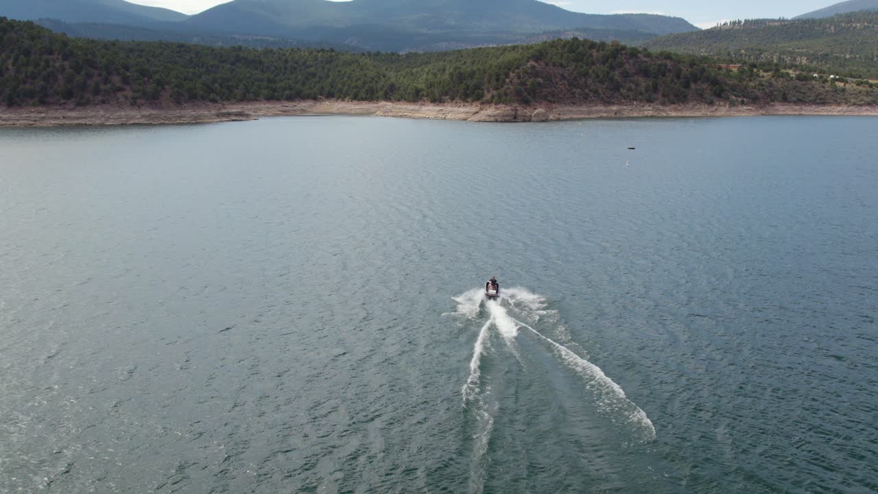 lancha rápida navegando en el embalse de flaming gorge en verano en wyoming, ee.uu.