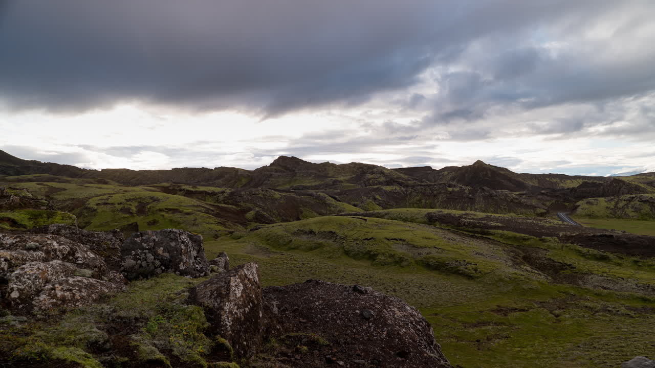 Time lapse di nuvole che si muovono su un paesaggio frastagliato islandese, vicino al Parco nazionale di Thingvellir