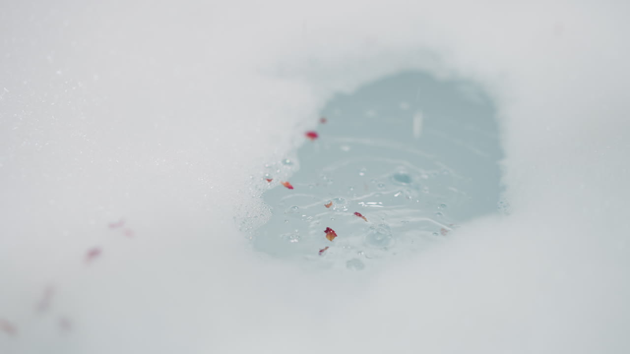 소금 결정과 잎자루는 은 물에 가까이 떨어집니다. 아로마틱 유기 화장품 제품과 화장실에서 스파 보살을위한 건조한 식물. 보디 케어 루틴