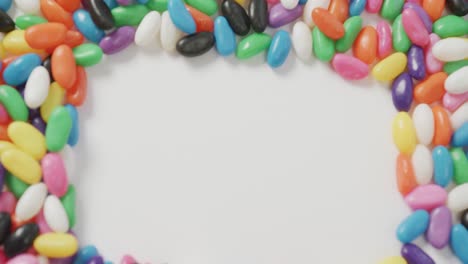 Video-Der-Draufsicht-Auf-Mehrfarbige-Süßigkeiten-Mit-Kopierraum-Auf-Weißem-Hintergrund