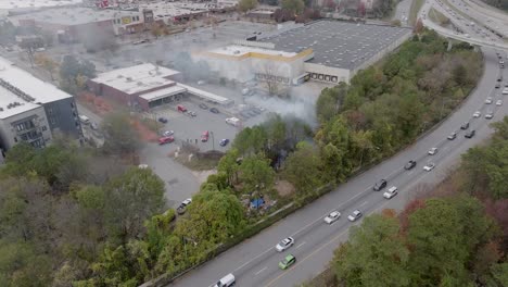 vista aérea de un incendio masivo en el bosque destruyó un gran campamento de sin techo cerca de buckhead en atlanta