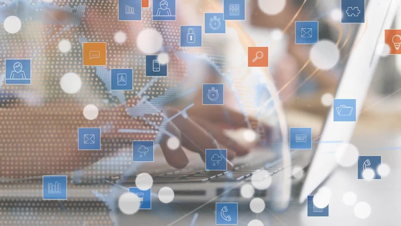 Mani che digitano su un laptop circondate da applicazioni numeriche