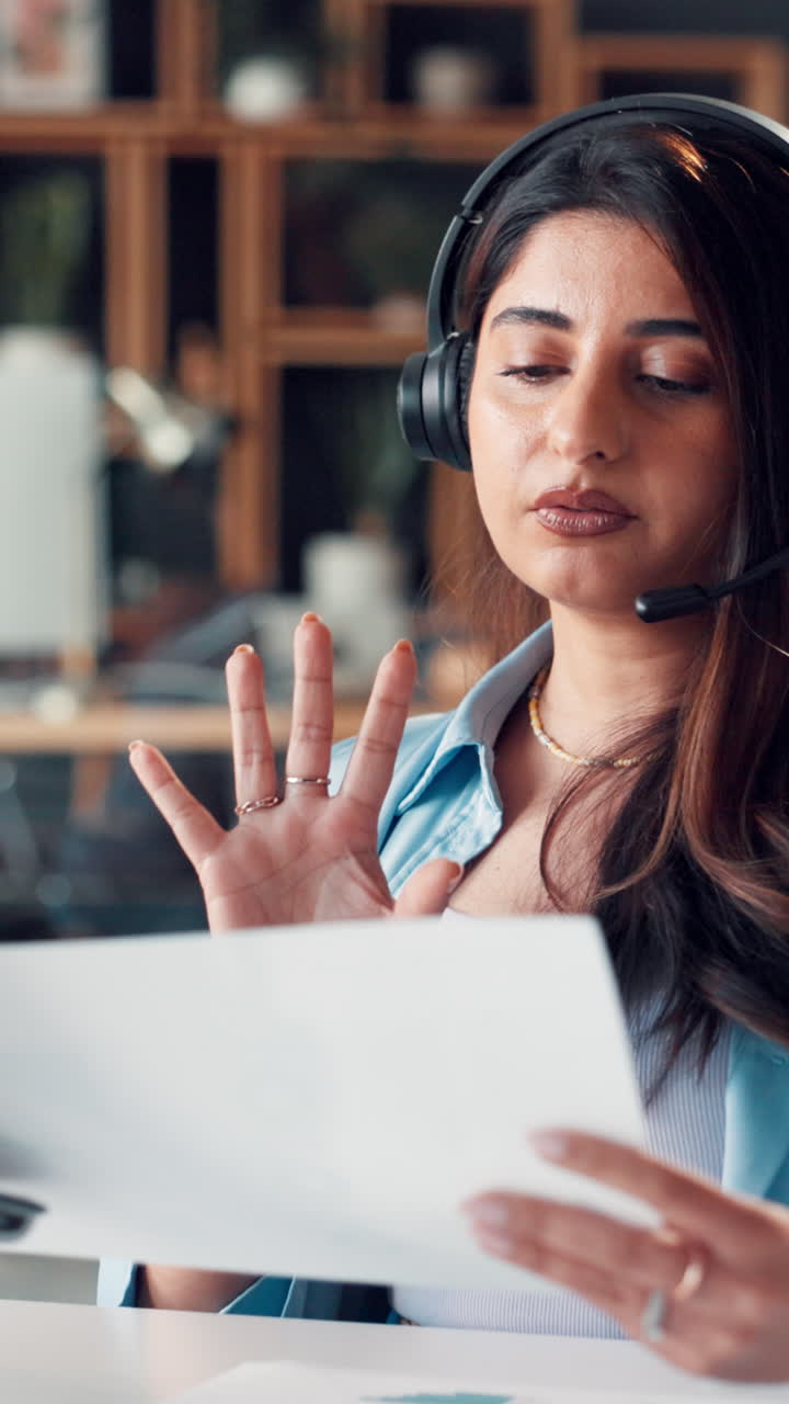 Mujer joven con auriculares explicando datos en una videollamada