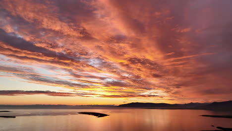 Erstaunlich-Schöner-Bewölkter-Sonnenuntergang-Island-Luftaufnahme-Reykjavik