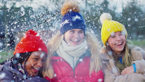 Porträt-Von-Mädchen-Im-Teenageralter,-Die-Gemeinsam-Einen-Verschneiten-Winterspaziergang-Auf-Dem-Land-Genießen