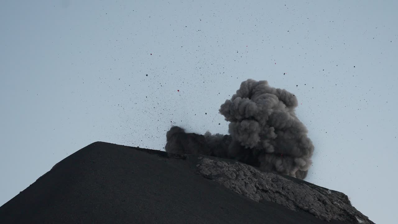 화산 폭발의 영화적 느린 동작: 돌, 화산 폭탄, 그리고 갑작스럽고 강렬한 장면의 재 어리