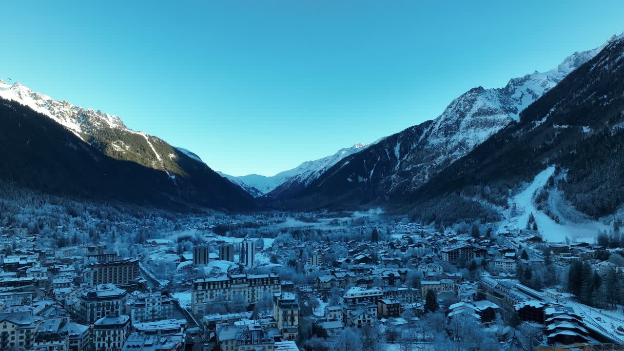 una fría mañana de invierno en la ciudad de esquí y pueblo de chamonix, francia en los alpes europeos.