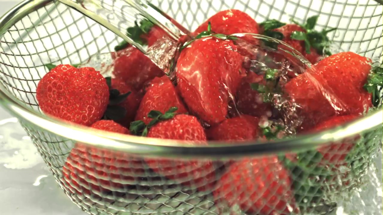 Fragole fresche lavate in uno scolapasta di metallo