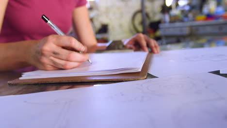 mujer dibujando un boceto en el taller 4k