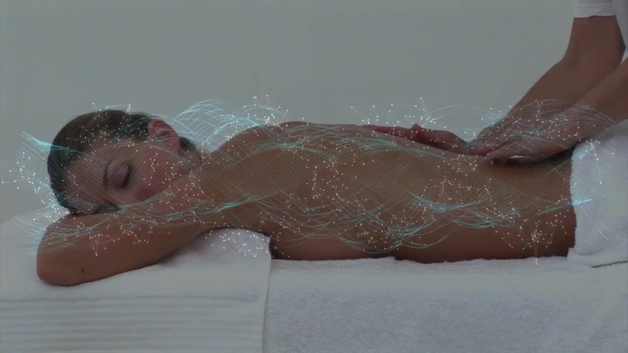 Cliente sdraiato a pancia in giù, terapista della spa che preme e impasta la zona lombare, con un flusso che accarezza la schiena e raggi che alleviano il dolore
