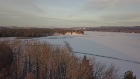 Lago-Congelado-En-Falun,-Suecia-Durante-Un-Frío-Invierno-En-Diciembre,-Filmado-Con-Un-Dron