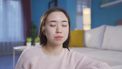 불행한 아시아 젊은 여성이 좌절감으로 카메라를 쳐다보고 있습니다.