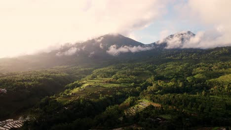 Pintoresco-Paisaje-De-Montañas-Y-Terrazas-De-Arroz-En-El-Oeste-De-Bali,-Indonesia