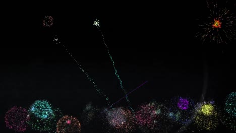 animación de coloridos fuegos artificiales de navidad y año nuevo que explotan en el cielo nocturno