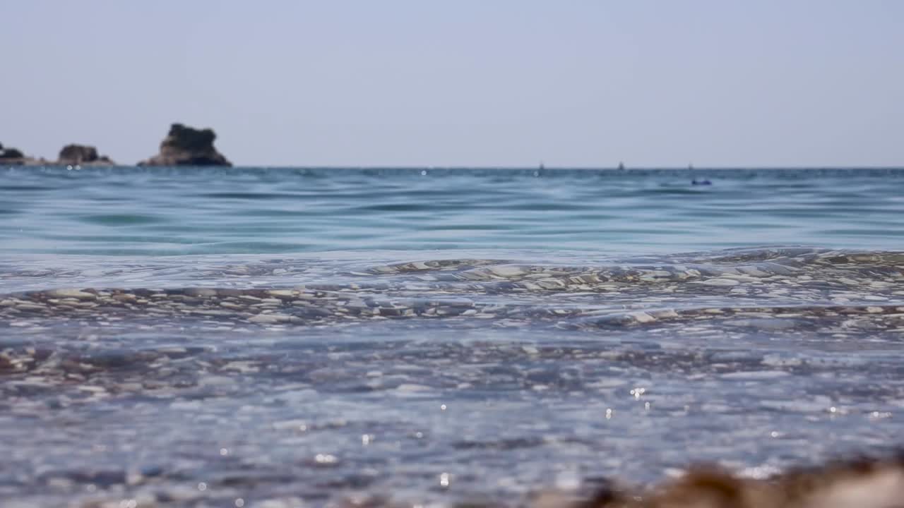 Subacqueo che si immerge nel mare azzurro e limpido.