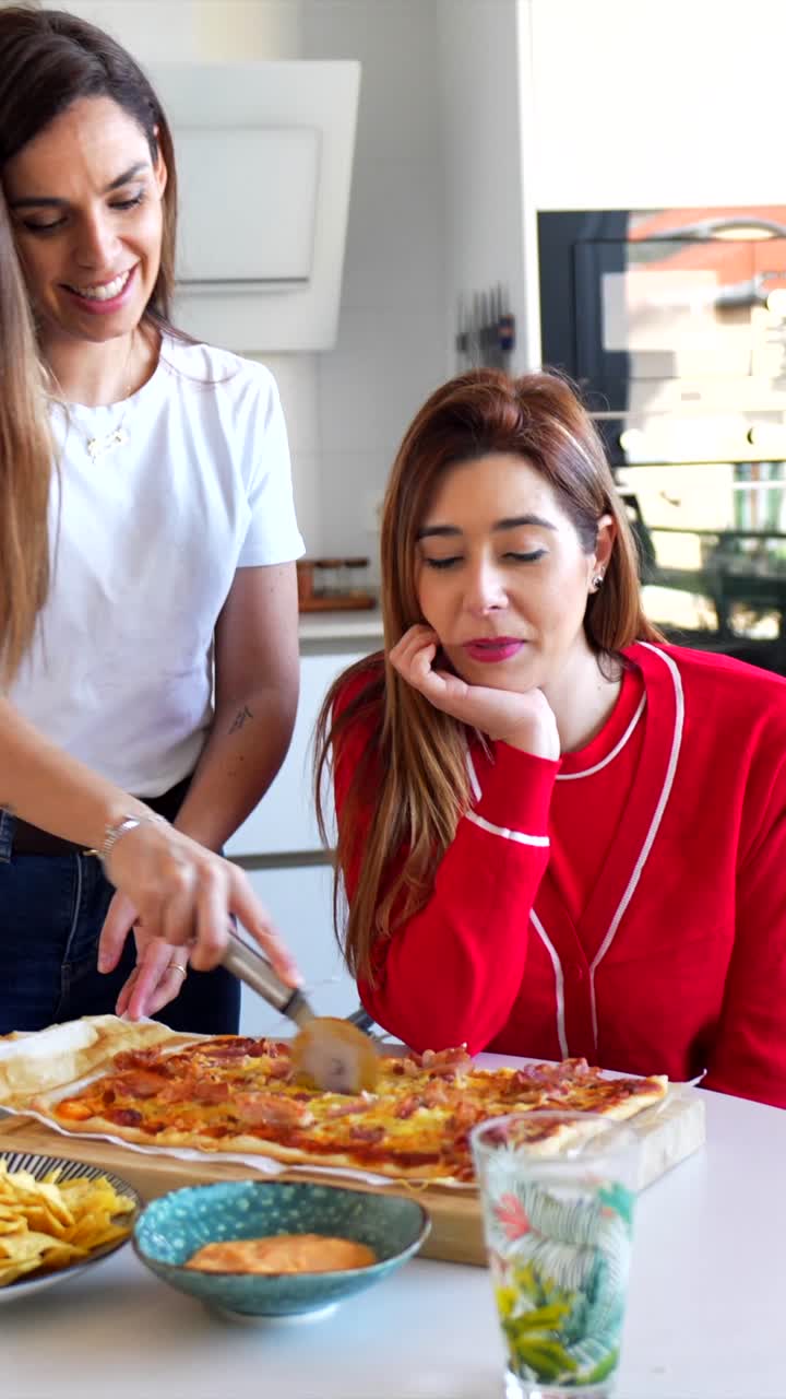 gente comiendo pizza