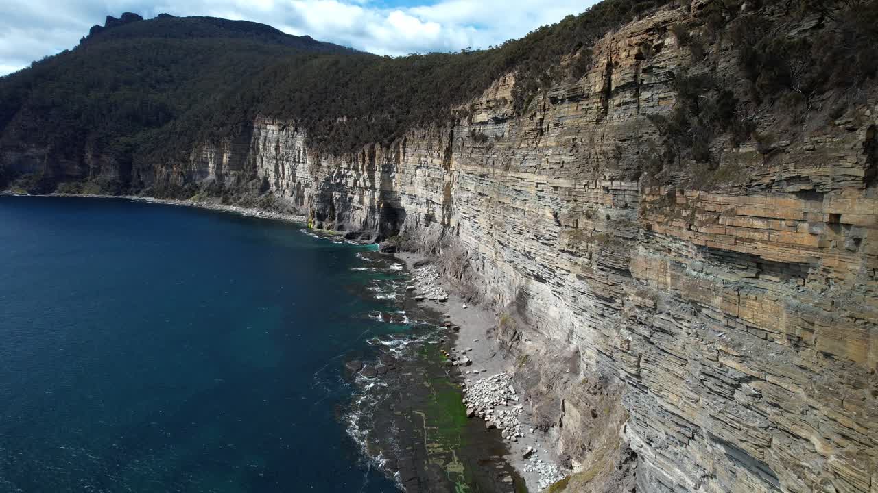 Penhascos na Baía de Fósseis na Ilha Maria, Tasmânia, Austrália - Foto aérea com drone