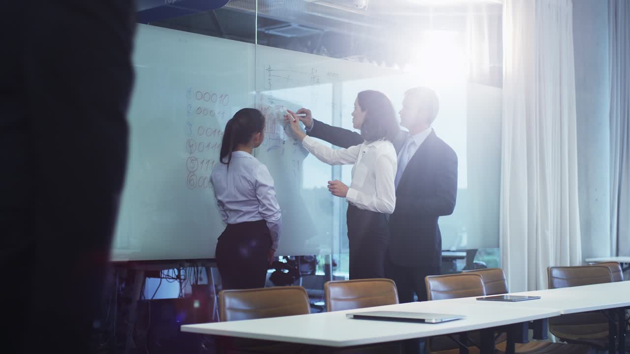 equipo de trabajadores de la oficina tienen una conversación cerca de la pizarra de vidrio