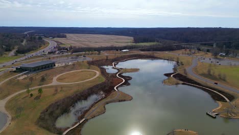 Volando-Alto-Sobre-El-Estanque-De-Pesca-En-Liberty-Park-En-Clarksville,-Tennessee