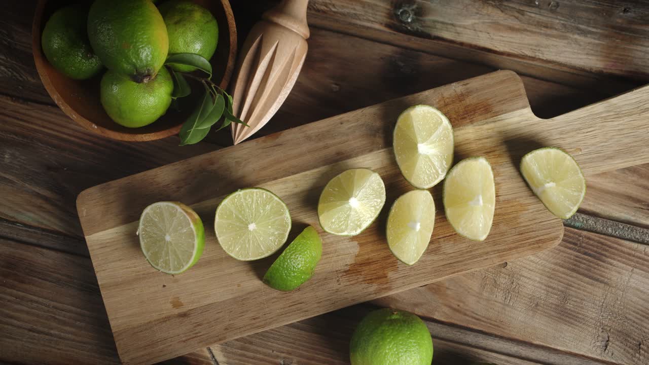 las piezas de cal maduras en una tabla de cortar de madera giran lentamente.
