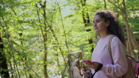 mujer caminando en el bosque