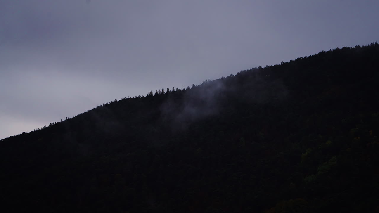 Tomada em timelapse de névoa se formando e limpando com