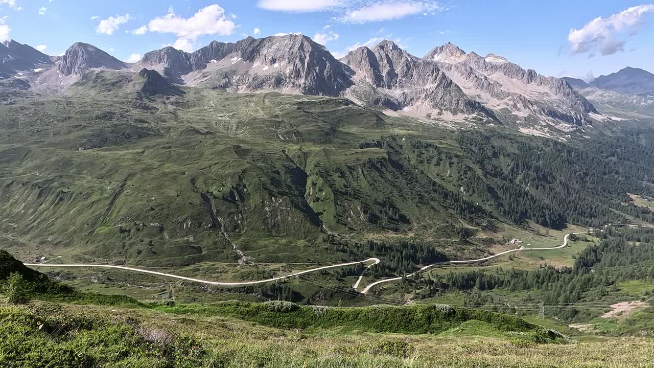 vista panorámica sobre la carretera que conduce al paso de gotthard y al paso de gires