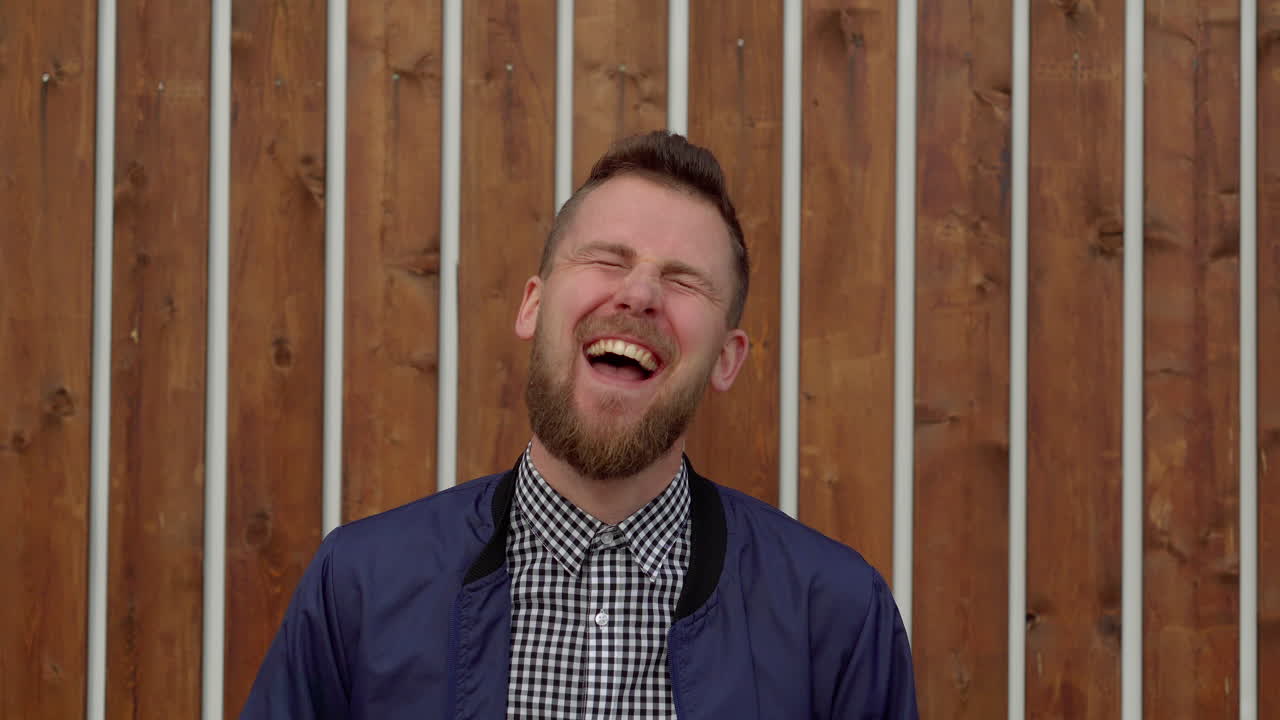 uomo felice che ride