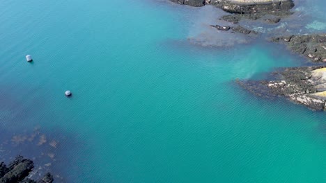 Una-Toma-De-4-K-Del-Mar-En-El-Muelle-De-Ballycovane,-Península-De-Beara,-Cork,-Irlanda