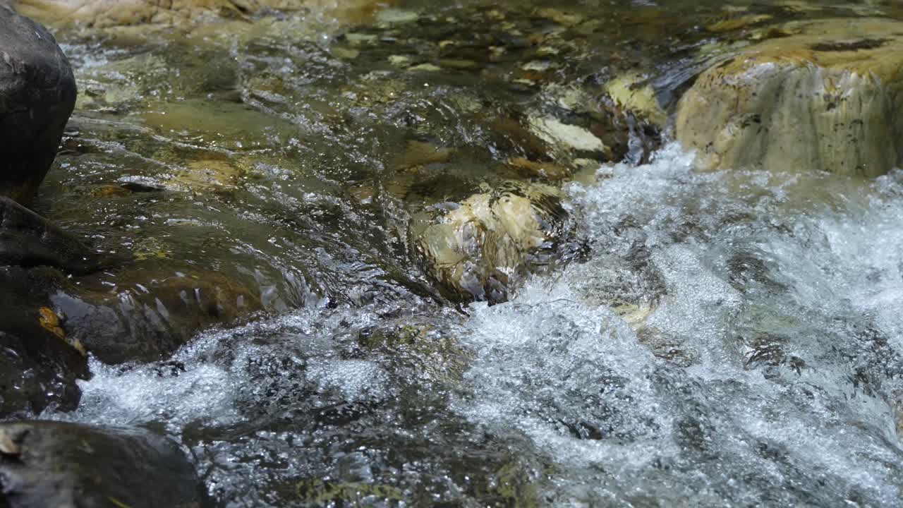 L'acqua scorre attraverso un fiume montano torrenziale
