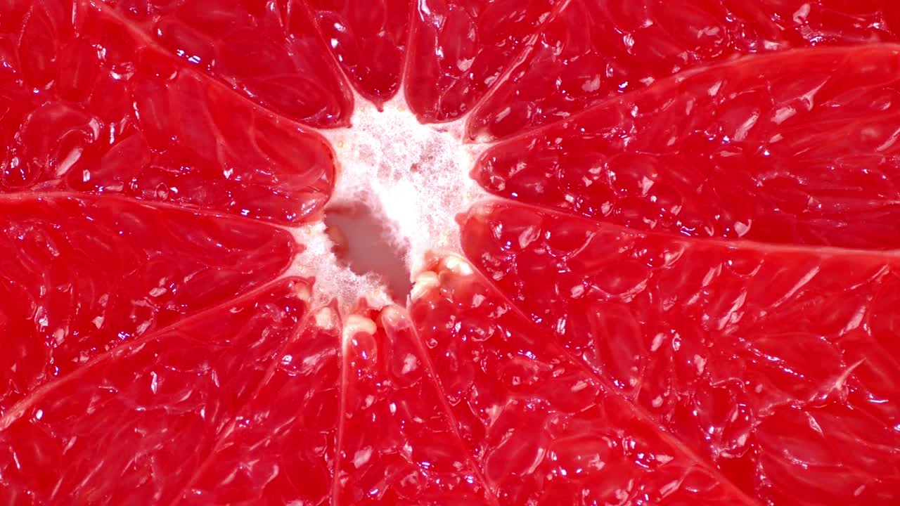 은 익은 그레이프프루트 조각은 천천히 회전합니다.