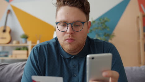 hombre usando un teléfono inteligente en casa