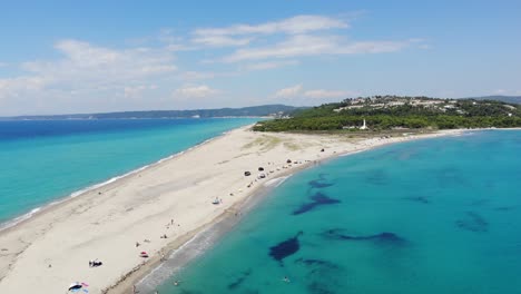 波西迪海灘 (波西迪海<unk>) 位於希臘哈爾基迪基島 (halkidiki)