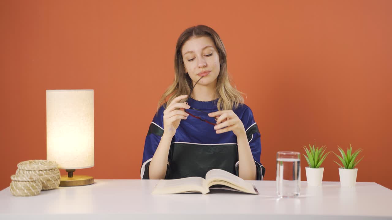 시력 문제가 없는 젊은 여성이 쓰레기통에 안경을 던집니다.