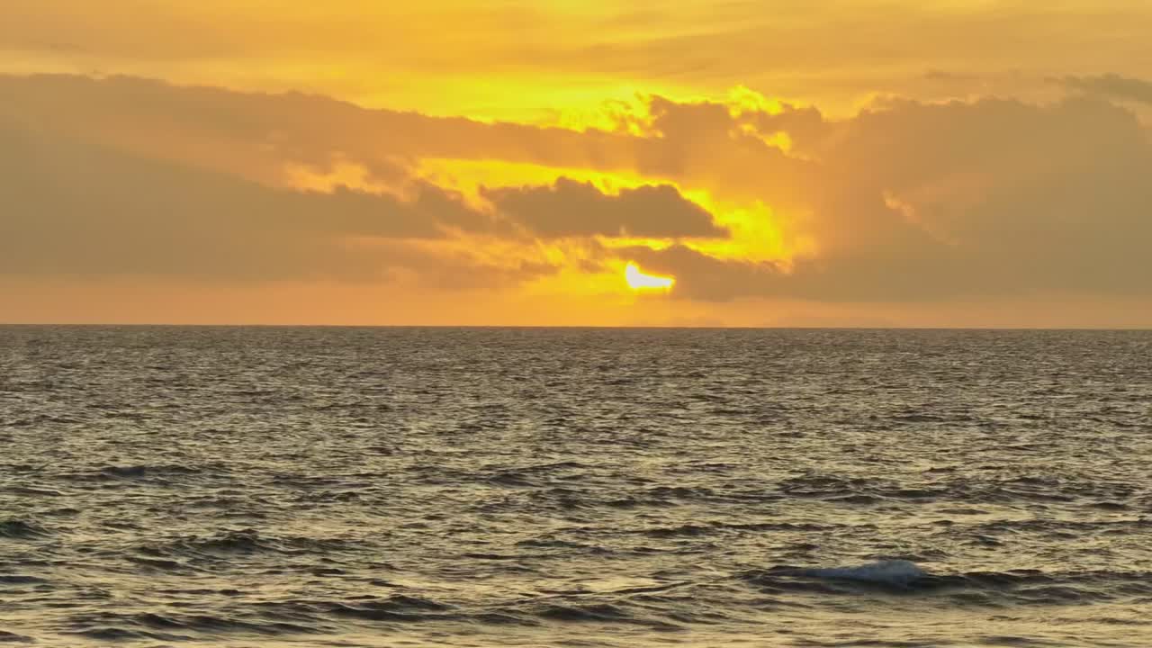 el sol se pone detrás de las nubes a lo largo de la costa española en verano