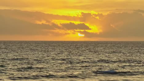 el sol se pone detrás de las nubes a lo largo de la costa española en verano