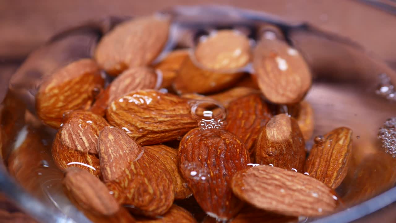 아몬드 우유를 위해 아몬드를 는 것