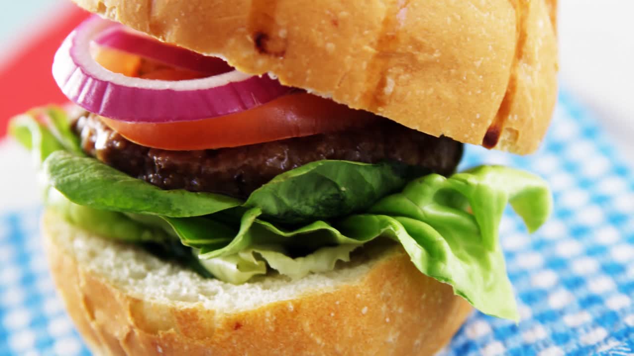 hamburguesa servida en el plato