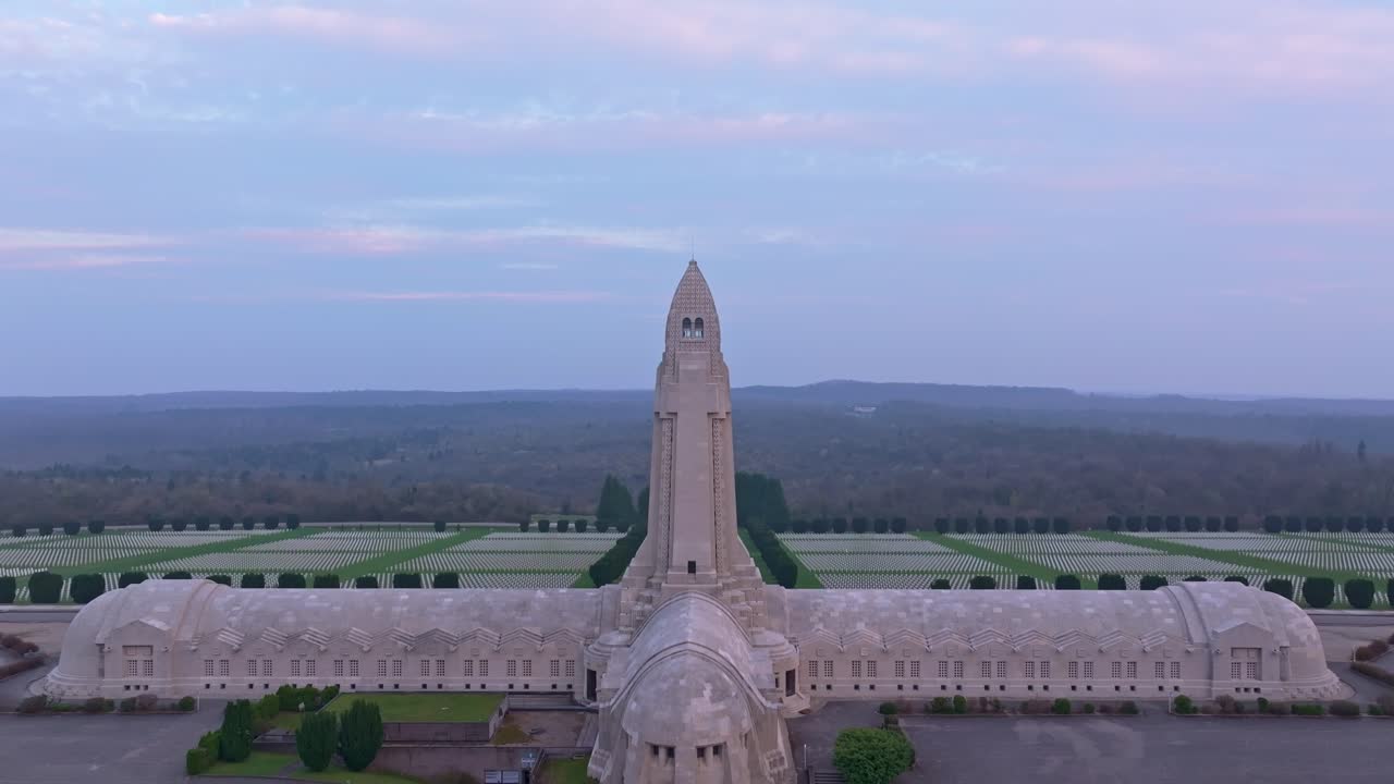 Vista aerea del solenne memoriale di Douaumont nel sito della battaglia di Verdun